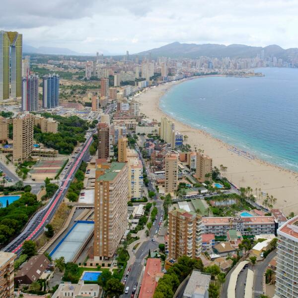 Cómo moverse por Benidorm: transporte, taxis y trucos locales